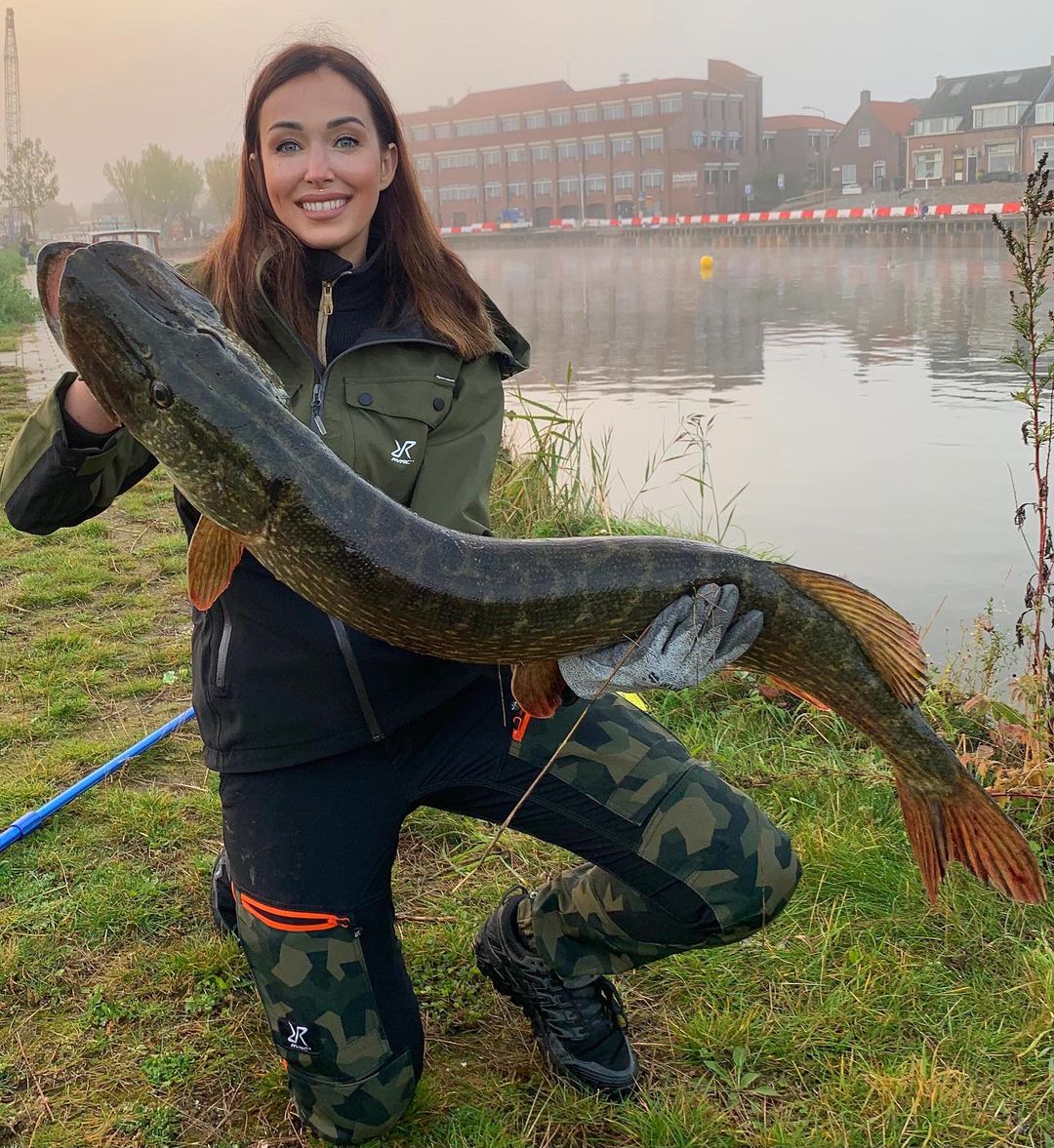 beautiful-girl-pike-fishing.jpg